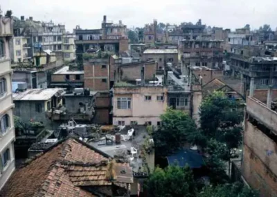 Kathmandu: luxusní čtvrť Thamel z terasy hotelu Garuda
