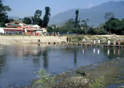 Kathmandu: most pro pěší přes řeku Vishnumati