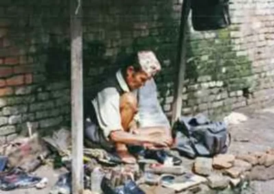 Kathmandu: ševcovská dílna nad žlábkem otevřené kanalizace