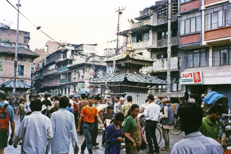 Kathmandu: ulice ve čtvrti Thamel kolem hotelu Garuda