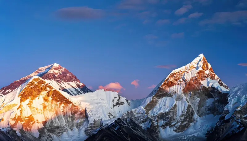Mount Everest při východu slunce; článek připomíná výstup na Mount Everest severní stěnou bez kyslíku v roce 1984.