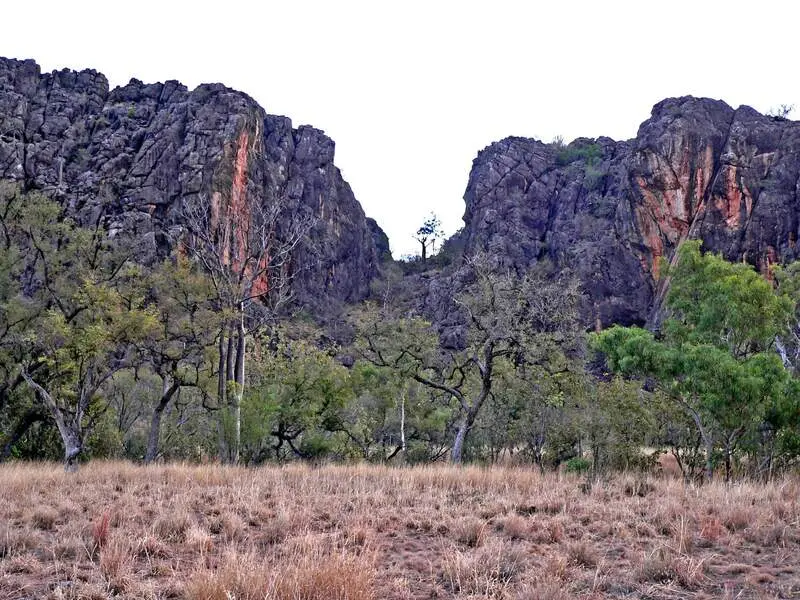 Skalní stěny soutěsky Windjana v pohoří Napier Range na tropickém severu Západní Austrálie.