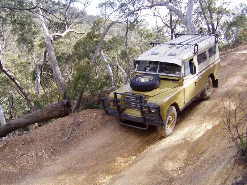 Land Rover „Honzíček“ na prašné cestě v buši během výletu na Devil’s Rock v Austrálii.