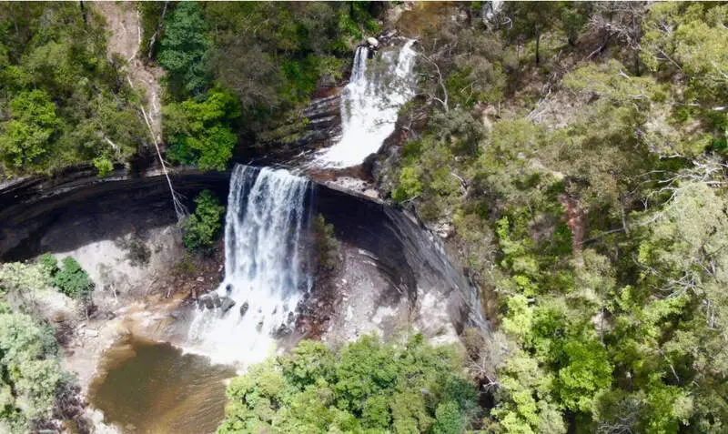 vodopád a okolní buš v australské divočině u řeky Grose v oblasti Blue Mountains.