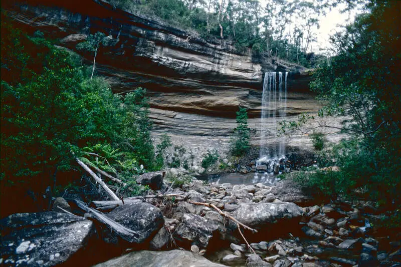 Fotografie skalnatého koryta s vodopádem v oblasti řeky Grose v australských Modrých horách. Doprovází vzpomínkový článek Jiřího Švehly o síle australské divočiny.